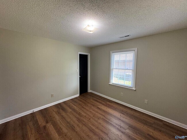 Building Photo - 115 Sleepy Hollow Ln