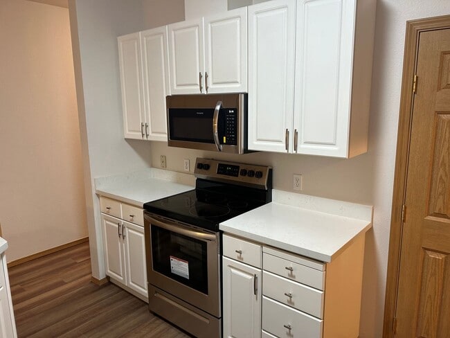Building Photo - 3 Bed, 2 Bath Condo with in Cascade-Fairwood neighborhood of Renton, $2,925/month.