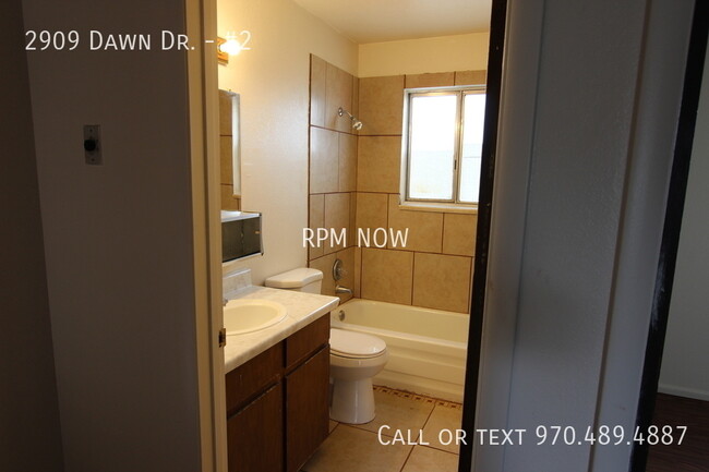 Building Photo - Updated 2bed 1.5 bath townhome *No Securit...