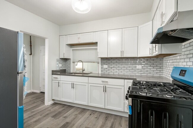 Building Photo - 931 Dunlop Ave