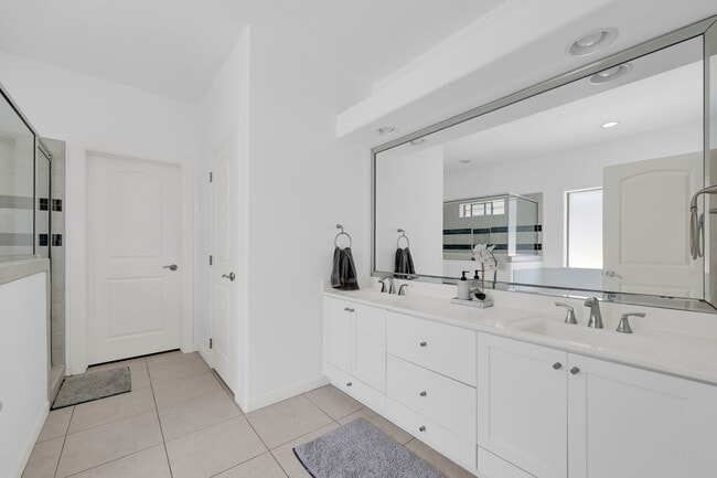 Building Photo - Fully Furnished & Move-In Ready!