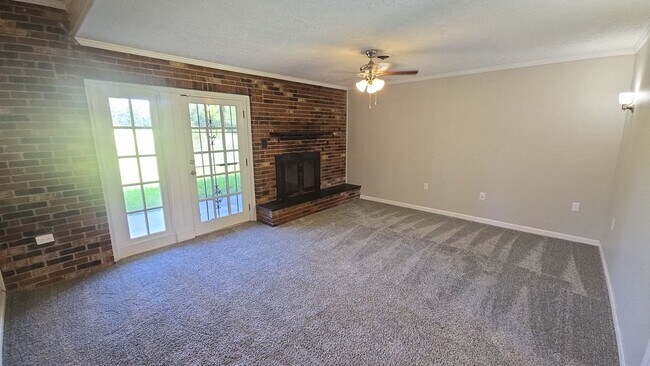 Building Photo - 985 Pineland Ave