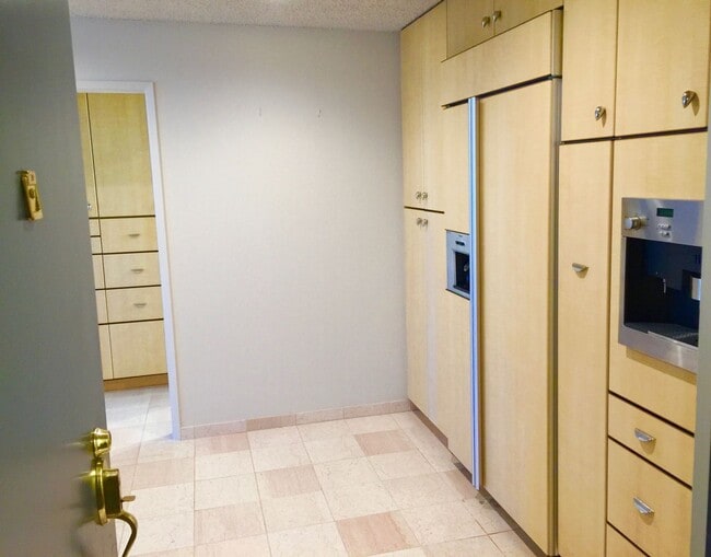 Building Photo - Designer Living in Waterfront Furnished Condo