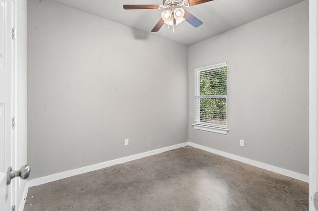 Building Photo - Amazing in Alvarado