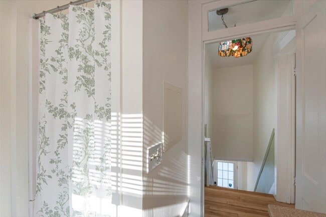 Building Photo - 122 Oak St