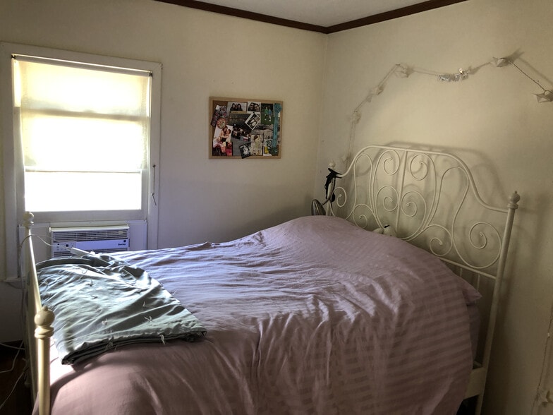 Queen size bed - 609 W Madison St