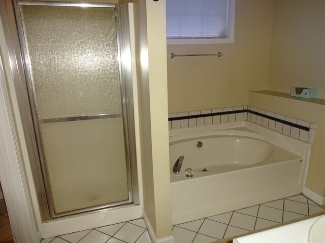 Building Photo - 875 Oaklen View Dr