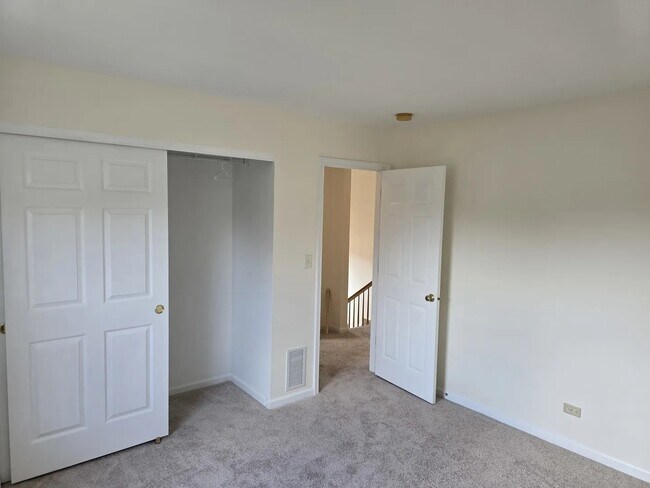 Building Photo - 211 Valley View Dr