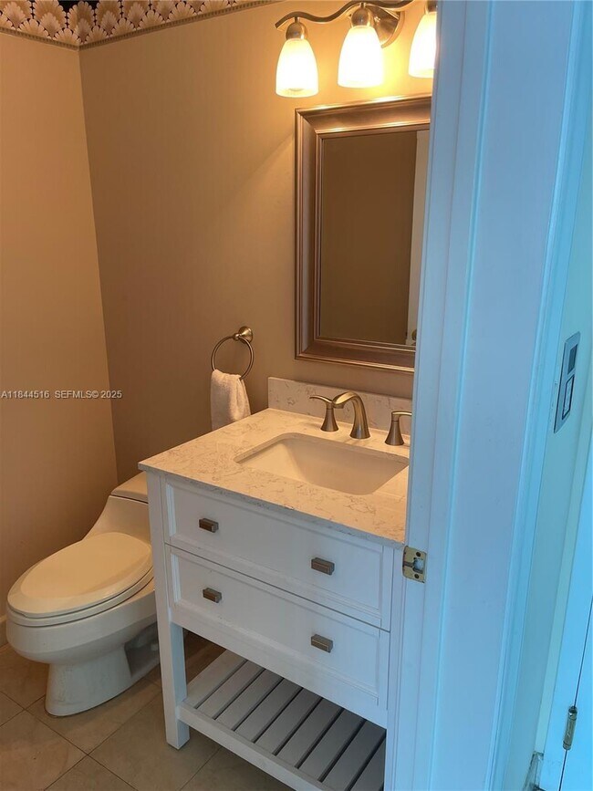 Building Photo - 5025 Collins Ave