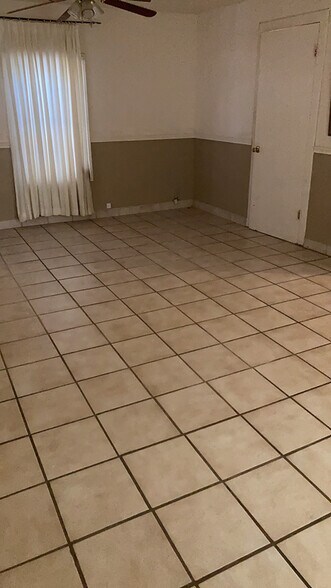 Living Room - 401 S Doris Ave