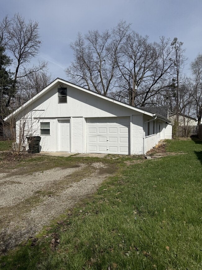 Building Photo - 521 Savoy Ave