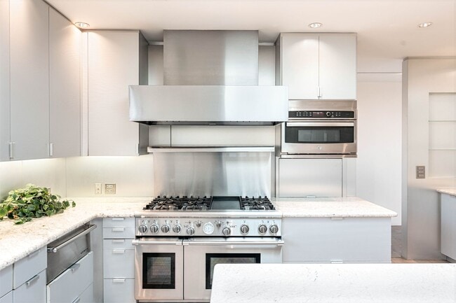 Building Photo - 10272 Overhill Dr