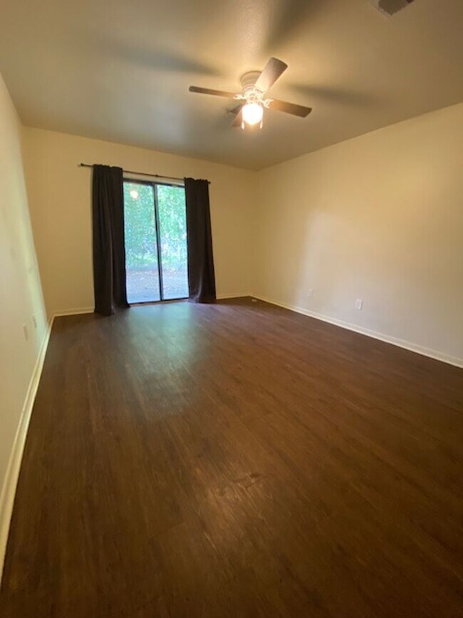 Building Photo - 2bed/1bath Duplex Available for Lease in L...