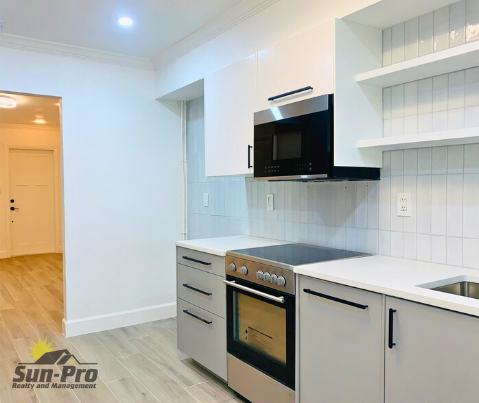 Building Photo - 748 Bethune St