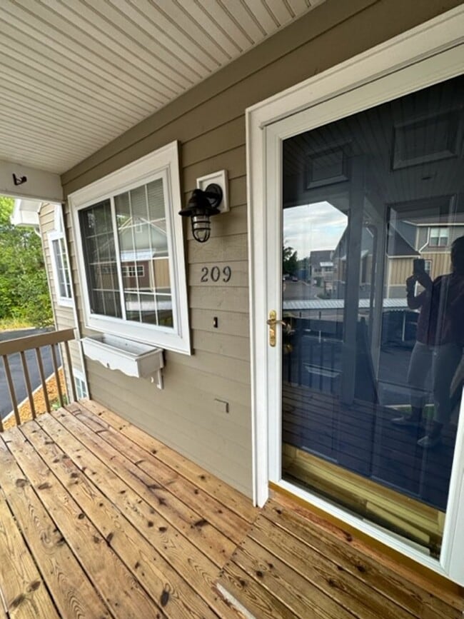 Building Photo - 2BR / 2BA Condo with Stunning Lake Views –...