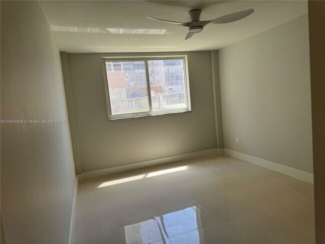 Building Photo - 16450 Miami Dr