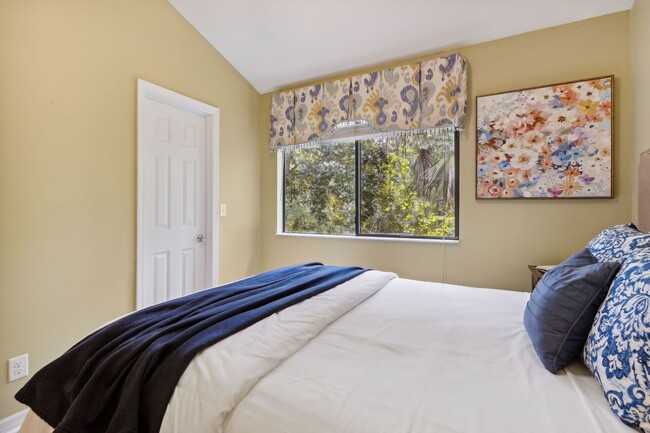 Building Photo - Bright and Modern 2-Bedroom Condo – Walk t...