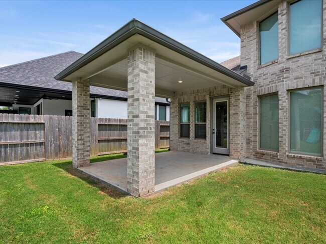 Building Photo - 1911 Golden Leaf Dr