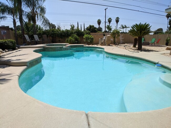 Building Photo - Beautiful 3 Bedroom Home with Pool