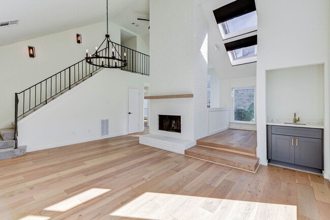 Building Photo - Museum District: Chic 2-Story newly updated home!