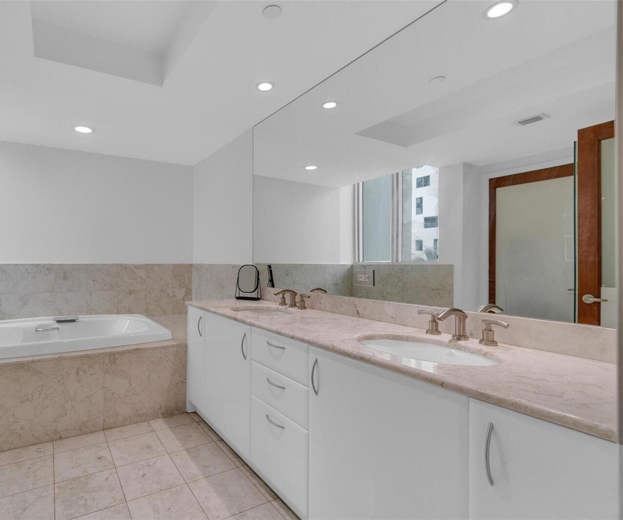 Building Photo - 1331 Brickell Bay Dr