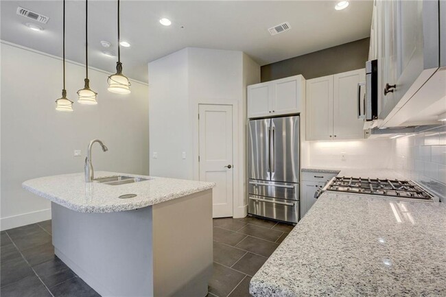 Building Photo - 206 E Live Oak St