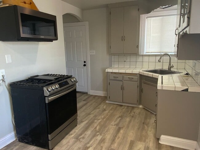 Building Photo - Beautiful Rodeo 2 bedroom 1 bath