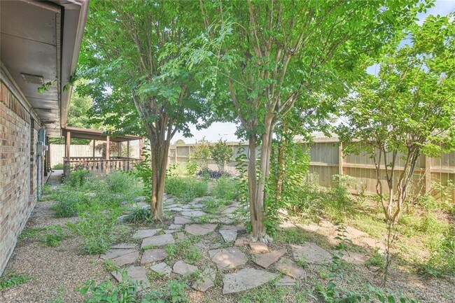 Building Photo - 3107 Woodstone Dr