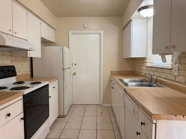 Building Photo - 225 Meadow Ln