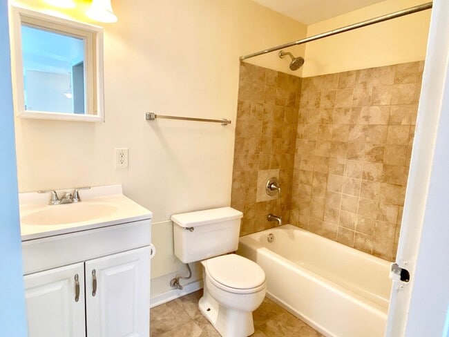 Building Photo - 6 Month Lease! City Living!  Very Spacious...