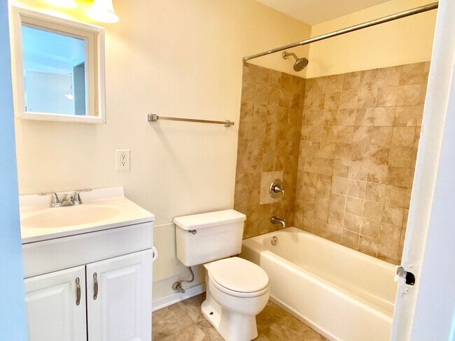 Building Photo - City Living!  Very Spacious 1 Bed 1 Bath W...