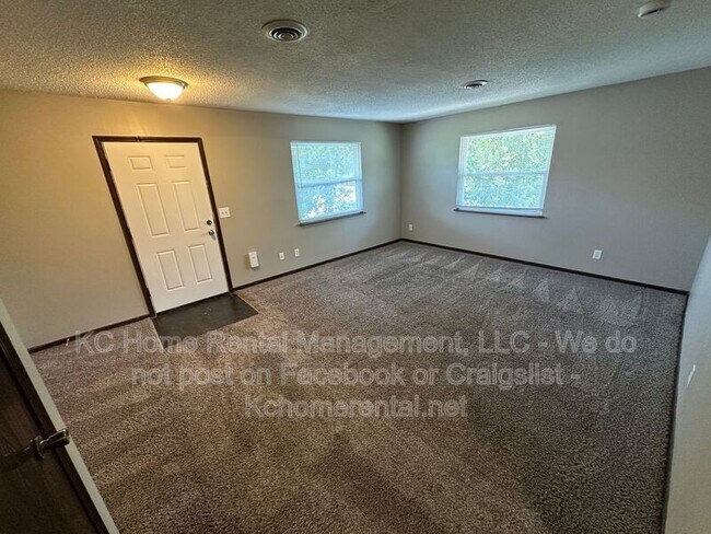 Building Photo - 6333 N Wyandotte St