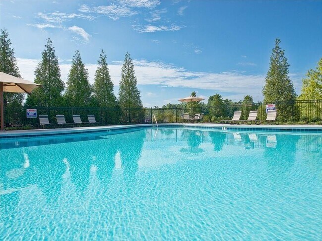 Building Photo - 4475 Donahue Ave