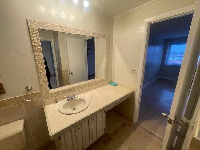 Building Photo - 2333 N Neva Ave