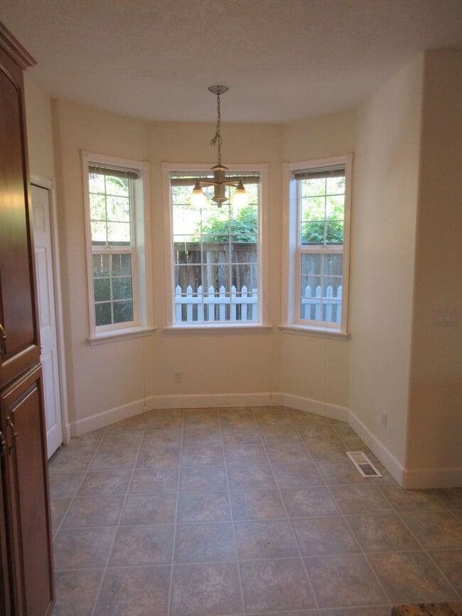 Building Photo - Large 4 Bedroom Home in West Salem