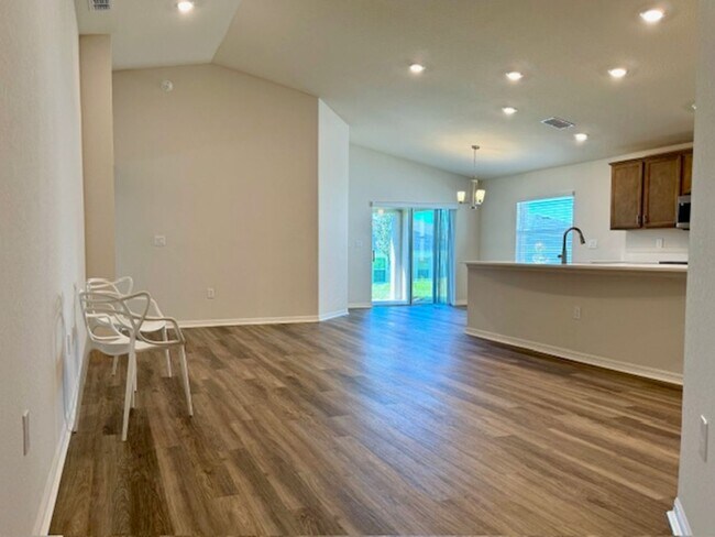 Building Photo - 4 Bedroom 2 Bathroom House for Rent in Ast...