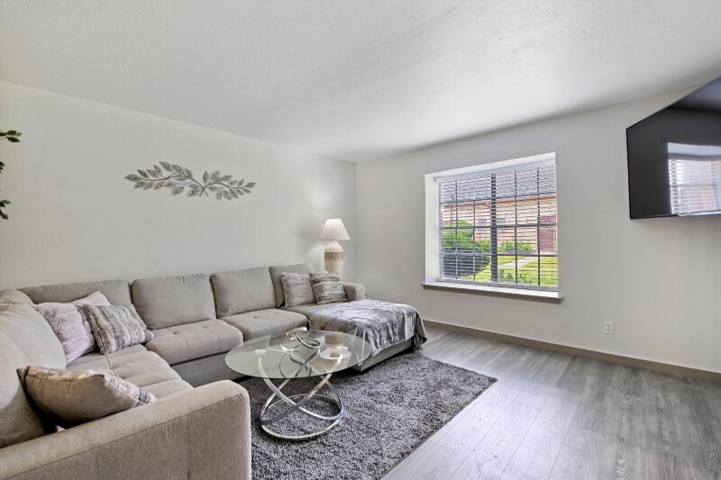 Building Photo - 1819 E Grauwyler Rd