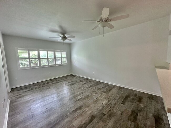 Building Photo - Newly Renovated 2 Bedroom / 1 Bathroom  Un...