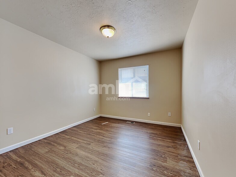 Building Photo - 641 NW Meadows Dr