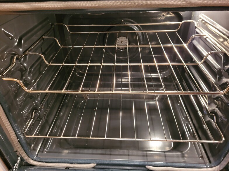 Convection oven - 10 Rolling Pines Dr