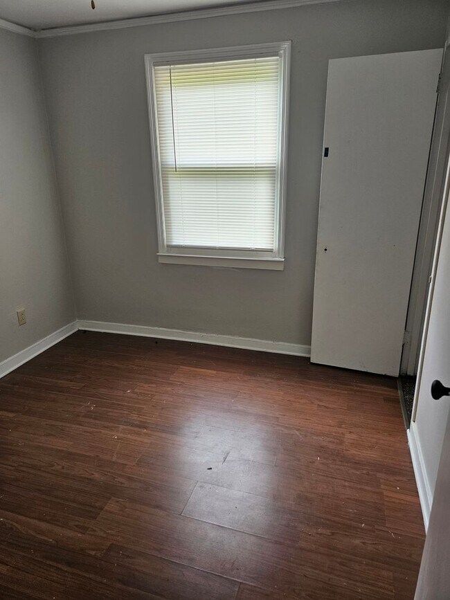 Building Photo - 3 bdrm 1 bath ready to rent
