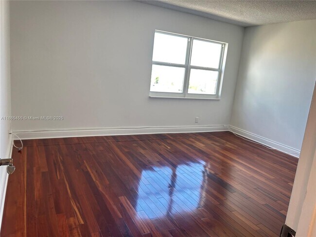 Building Photo - 401 Golden Isles Dr