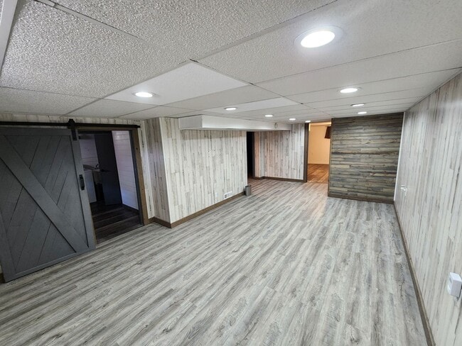 Building Photo - 4 Bedroom in East Moline  MUST SEE!!!