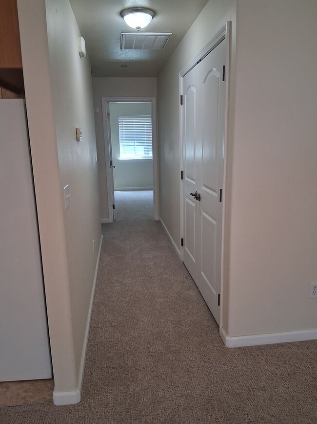 Building Photo - Cute, clean 2 bedroom upstairs apartment with patio.