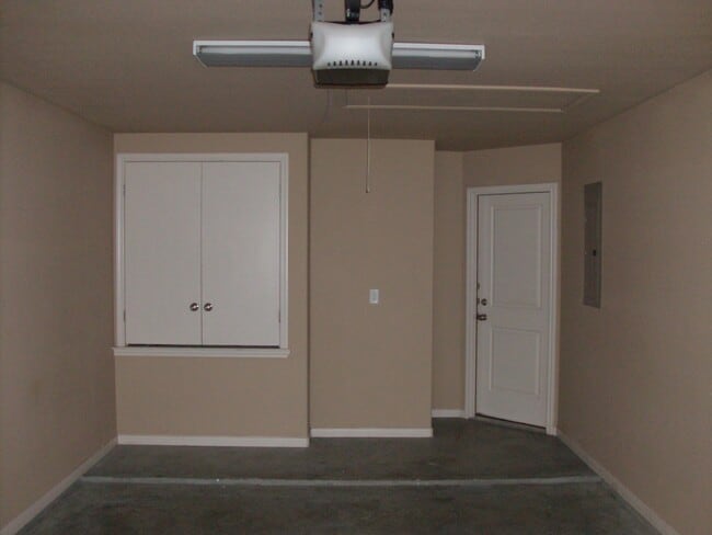 Building Photo - Available 7/13/26 Charming 2 Bed / 2 Bath Duplex Near Bunny