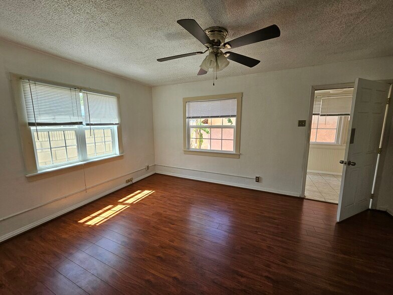 Living room - 657 W Oliver St