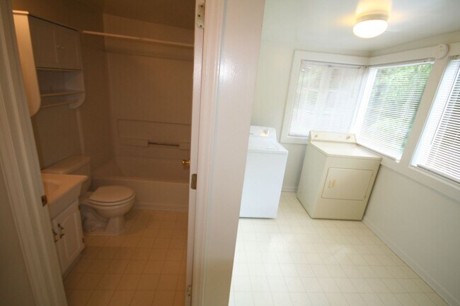 Building Photo - Spacious 3BR/2BA Duplex in Historic Lakewo...