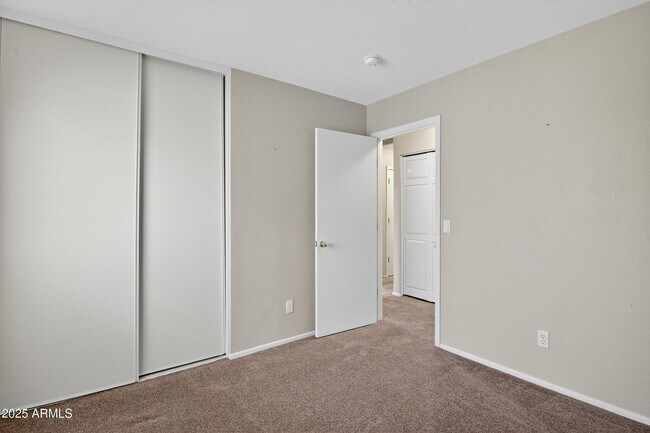 Building Photo - 1719 E Sandalwood Rd