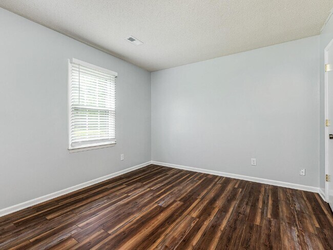 Building Photo - Cute as a button ranch home!