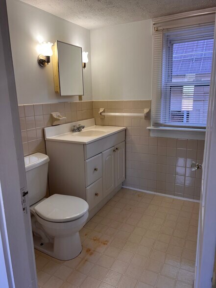 Building Photo - 17 Elm St